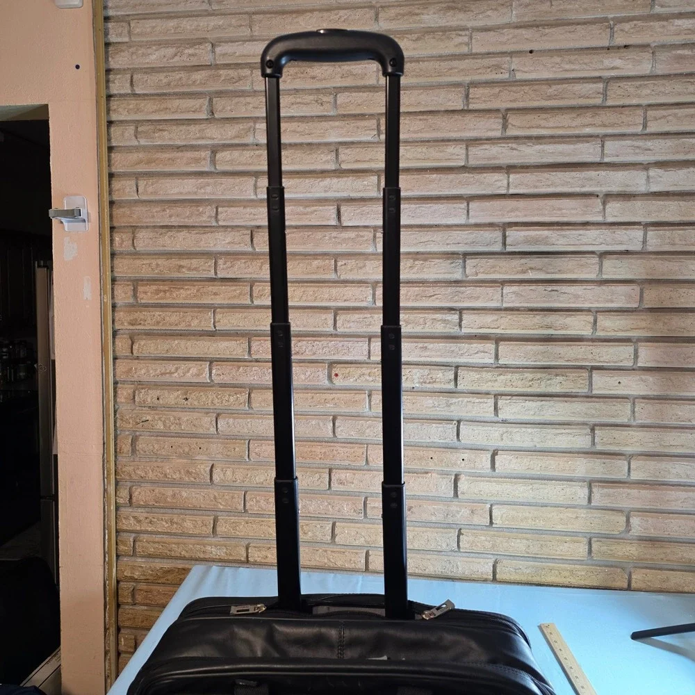 Solo New York Black Leather Laptop Briefcase Messenger Bag Multi-Pocket Travel